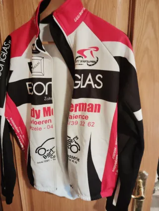 Casco de bici negro,guantes y maillot