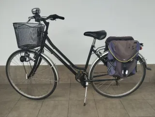 Bicicleta de paseo negra con cesta