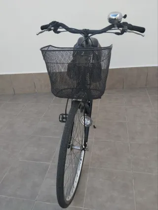 Bicicleta de paseo negra con cesta