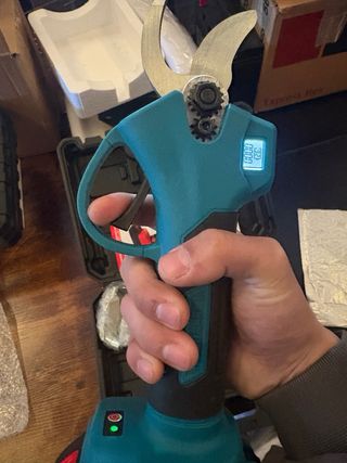 Lote Taladro Inalámbrico y tijeras de podar