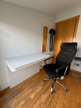 Escritorio moderno blanco y madera