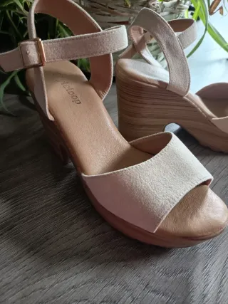 Sandalias cuña beige