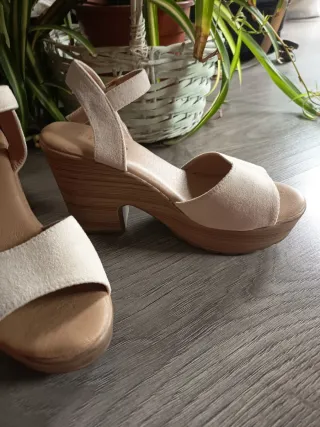 Sandalias cuña beige