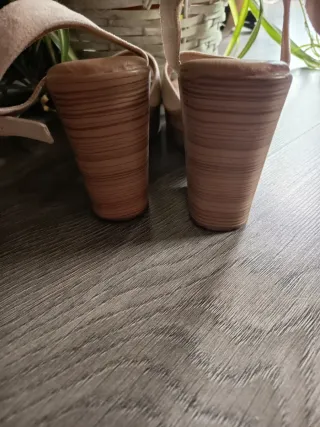 Sandalias cuña beige