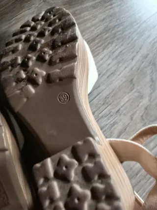 Sandalias cuña beige