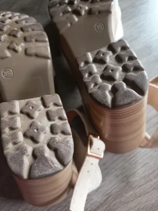 Sandalias cuña beige