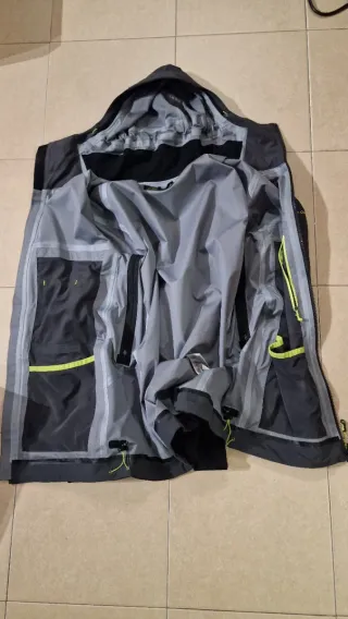 Chubasquero Quechua Gris y Negro. XL