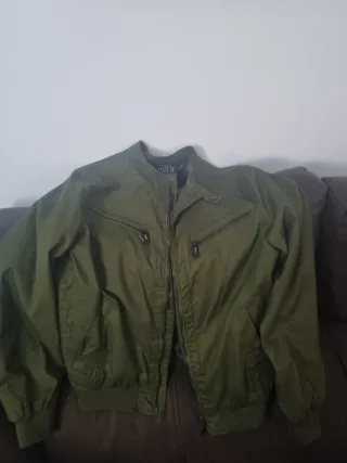 Chaqueta verde estilo bomber