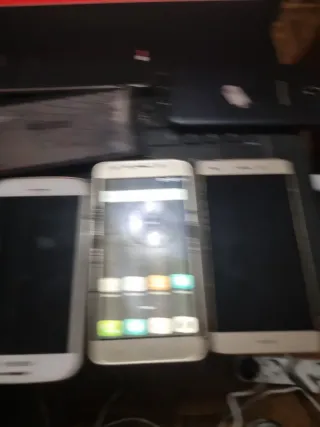 Lote de móviles (algunos encienden)