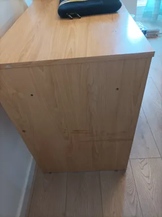 Escritorio de madera y metal