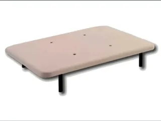 Base tapizada beige y patas de madera