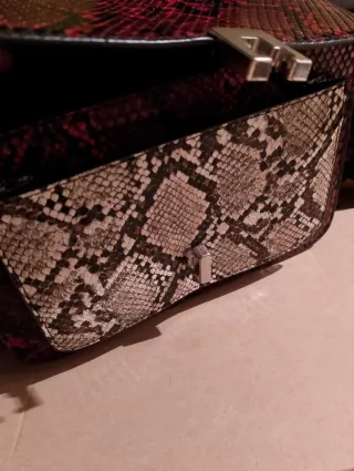 Conjunto botines y bolso estampado serpiente