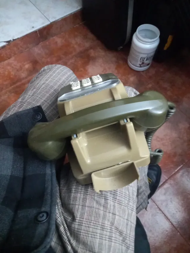 Teléfono antiguo marrón y verde ideal para decorar