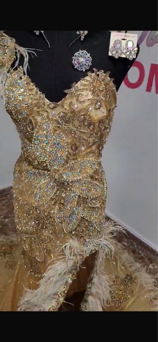 Vestido de Novia Dorado con Pedrería y Plumas