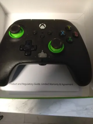 Mando Xbox Negro con detalles verdes