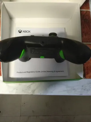 Mando Xbox Negro con detalles verdes