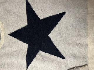 Jersey beige con estrellas negras