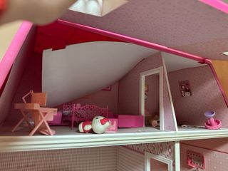 Casa Hello Kitty con muebles miniatura