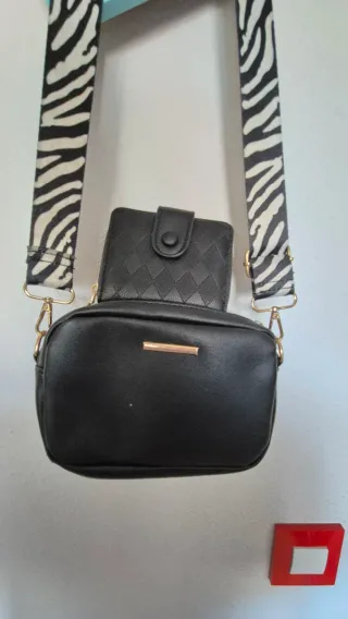 Bolso negro con monedero y correa cebra