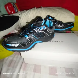 Zapatillas deportivas negras y azules