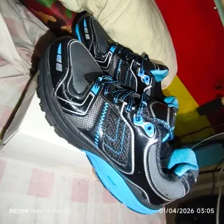 Zapatillas deportivas negras y azules
