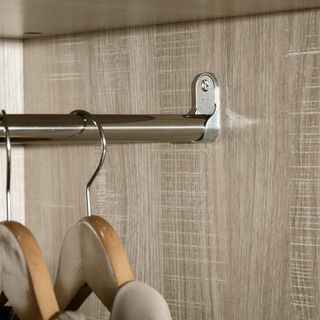 Armadio in legno a 2 ante con 4 scomparti, 2 cassetti e appendiabiti, colore legno e bianco, 90x50x190cm