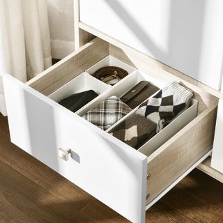 Armadio in legno a 2 ante con 4 scomparti, 2 cassetti e appendiabiti, colore legno e bianco, 90x50x190cm