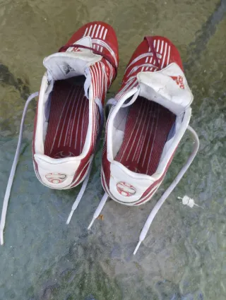 Botas de fútbol Adidas rojas y blancas
