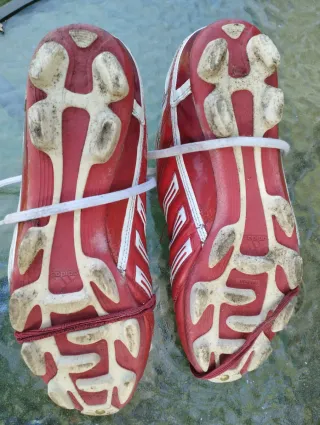 Botas de fútbol Adidas rojas y blancas