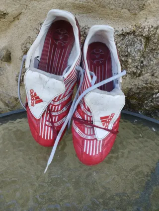 Botas de fútbol Adidas rojas y blancas