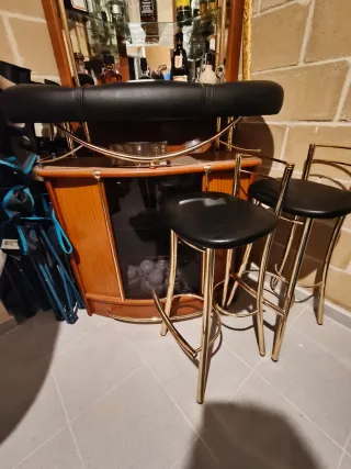 Barra de bar con 2 taburetes