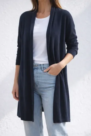 Cárdigan largo azul marino y camiseta blanca