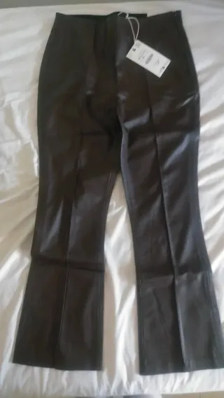 Pantalón Zara de cuero negro