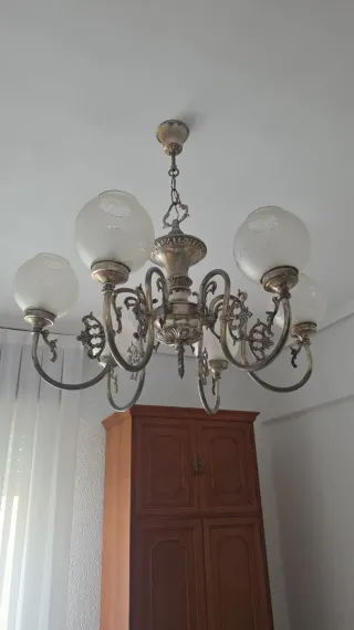 Lámpara de techo plateada y blanca