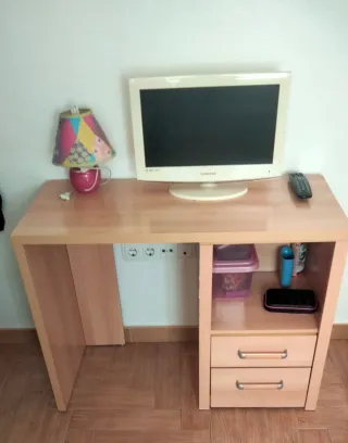 Scaffale con peluches e cornice per foto