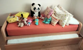 Scaffale con peluches e cornice per foto