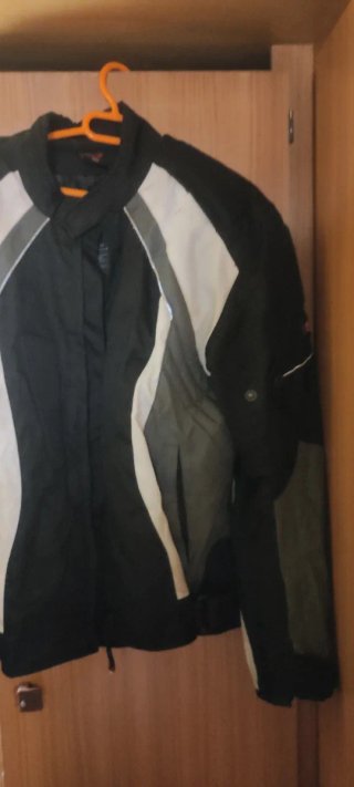Chaqueta motera negra y gris /solo me queda una