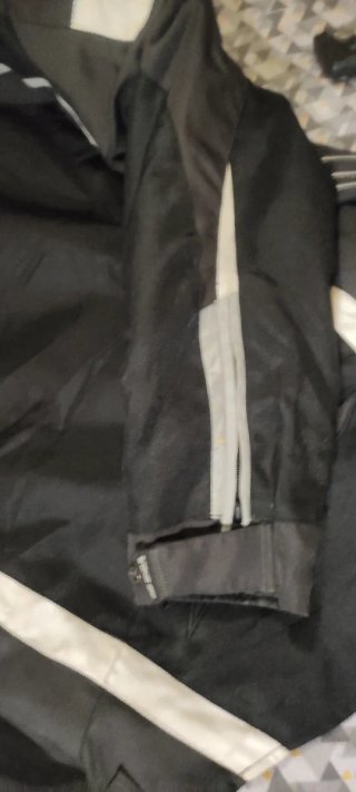Chaqueta motera negra y gris /solo me queda una