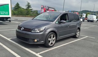 VOLKSWAGEN Touran 2012