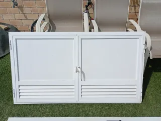 Puerta de aluminio blanca .