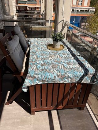 Mesa y hamacas de jardín