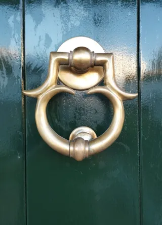 Puerta de entrada madera maciza de Iroco. Lacada