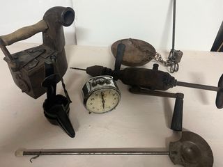 Lote de antigüedades: piastra da stiro, orologio, trapano