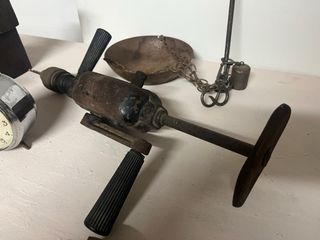 Lote de antigüedades: piastra da stiro, orologio, trapano
