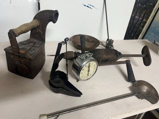 Lote de antigüedades: piastra da stiro, orologio, trapano