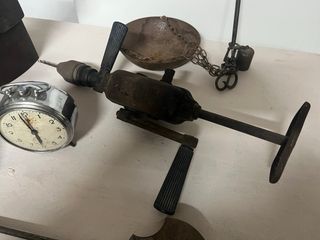 Lote de antigüedades: piastra da stiro, orologio, trapano