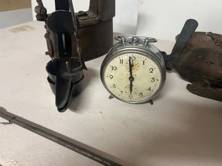 Lote de antigüedades: piastra da stiro, orologio, trapano