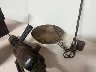 Lote de antigüedades: piastra da stiro, orologio, trapano