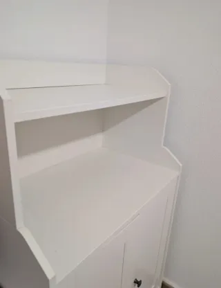 Mueble blanco con puertas y estantes