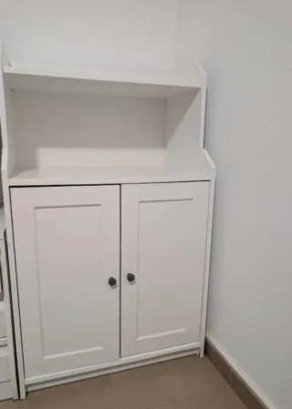 Mueble blanco con puertas y estantes